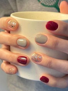 Nail Color Combinations Winter, August Dip Nails 2024, Shellac Nails Christmas, Nail Art Maroon Simple, Winter Multicolor Nails, Ideas Para Uñas Cortas, Burgundy Gel Nails, Holiday Nails Neutral, Christmas Nails Neutral