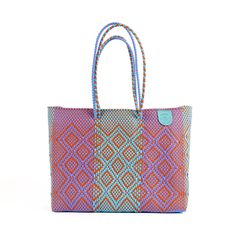 Una favorita de siempre; la Super Tote Sunset
¡Presentamos nuestra Super Tote, la bolsa de playa perfecta para tus días soleados junto al mar! Hecha a mano por artesanos en Oaxaca, MX con plástico 100% reciclado, esta tote tejida es la compañera ideal para guardar todos tus imprescindibles playeros en un diseño flexible y a prueba de agua.
Su interior espacioso y sus asas de hombro te permiten llevar todo lo que necesitas, desde toallas y libros hasta snacks y bloqueadores solares. Esta Super To Super Flexible, Waterproof Bags, Farmer's Market, Woven Bag, Perfect Bag, Black Mini, Bosnia And Herzegovina, Recycled Plastic, Brunei