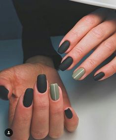 10 diseños de uñas minimalistas y elegantes que debes llevar este 2021 | Mujer de 10 Matte Olive Green Nail Ideas, Green And Grey Nails, Easy Fall Nail Designs, Olive Nails, Natural Acrylic Nails, Matte Black Nails, Colorful Nail, Green Nail, Short Nail Designs