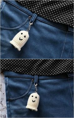 crocheted keychain made to look like a smiling face with eyes and mouth