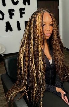 Skunk Stripe Goddess Braids, Blonde Highlight Box Braids, Goddess Braids Color Combo, Black And Honey Brown Boho Braids, Brown And Honey Blonde Braids, Honey Brown Island Twist, Dirty Blonde Braids Black Women, Brown And Black Boho Braids, Light Brown Butterfly Locs