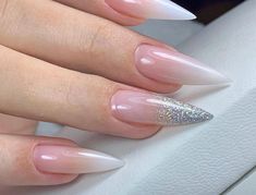 Diy Valentine's Nails, Kasut Tumit Tinggi, Fake Nails White, Short Fake Nails, Medium Almond, Ombre Acrylic Nails, Nail Designs Valentines, Almond Nails Designs, Minimalist Nails