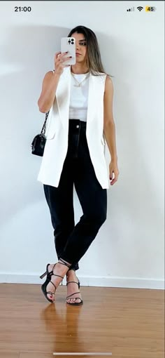 Sleeveless Blazer Outfit Work, White Sleeveless Blazer Outfit, How To Wear A Vest Women, Chaleco Outfit, Ulta Outfits, Sleeveless Blazer Outfit, Waistcoat Outfits, White Vest Outfit, Outfit Con Blazer