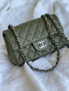 Coco Chanel Bags, Navy Vanity, Black Chanel Bag, Green Chanel, Runway Vintage, Fancy Purses, Navy Chanel, Vintage Designer Bags, Fashion Week Trends