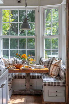 40+ Stylish Farmhouse Breakfast Nook Designs for Every Home Breakfast Nooks Ideas Corner, Breakfast Nook Ideas Bay Window, Creamy Shrimp Salad, Nook Seating, Breakfast Nook Seating, Cottage Build, Dining Nooks