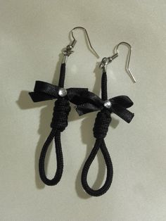 ** I don't really like dangly earrings, but these I like... And maybe without the bow... ** Creepy Jewelry Diy, Goth Accessories Aesthetic, Menhera Accessories, Diy Goth Earrings, Pastel Goth Jewelry, Goth Accessories Diy, Goth Diy Crafts, Pastel Goth Accessories, Diy Goth Jewelry