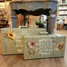 Mucha inspiración y color por acá #art #mixmediaart #pintadoamano #inspiration #atelier #galleryart #artesanato #pintura Small Suitcase Decor Ideas, Thrift Styling, Suitcase Vanity, Suitcase Makeover, Decoupage Suitcase, Vintage Suitcase Decor, Thrift Flip Ideas, Iod Transfers