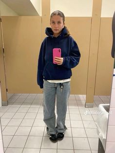 Cool Sweatpants Outfit, Parachute Sweatpants Outfit, Winter Outfits With Grey Sweatpants, Dark Blue Denim Jeans Outfit Aesthetic, Fall Clothes School, Graphic Long Sleeve Tees Outfit, Fall Fits Sweatpants, Dark Coloured Outfits, Basic Vintage Outfits