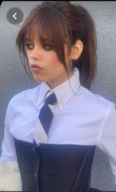 Jenny Ortega Hair Bangs, French Bangs Jenna Ortega, Wispy Curtain Bangs Jenna Ortega, Jennifer Ortega Hair, Wispy Bangs Jenna Ortega, Jenna Ortega Hair Color, Jenna Ortega Haircut Bangs, Jenna Ortega Haircut Short, Jenna Ortega Smokey Eye