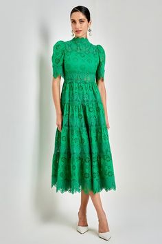 Vestido Midi, possui mangas estilo princesa e decote fechado adornado com pala em renda. Acentuado por uma cintura ajustada, ele se abre para uma saia ampla que é rica em bordados e detalhes em rendas, proporcionando um toque de luxo a qualquer evento especial. Confeccionado em tecido de alta qualidade, este vestido garante conforto. Complete seu visual com saltos elegantes, uma clutch delicada e adicione toques finais com acessórios sofisticados. Este vestido é uma definição de estilo atemporal