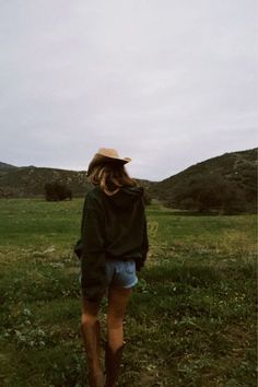 Outdoor Photoshoot Outfits, Devyn Core Aesthetic, Boho People, Megancore Aesthetic, Instagram Picture Ideas Country, Country Aesthetic Photoshoot, Modern Cowgirl Aesthetic, Montana Vacation Outfits, Adventurecore Aesthetic Outfit