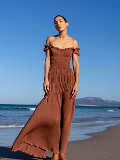 Safari Fashion Editorial, Resort Dresses For Women, Modern Boho Outfits, Feminine Boho Outfits, Modern Boho Outfit, Cocktail Outfits, Evening Dress Outfit, Shirring Dress, Brown Floral Dress