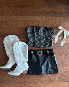 Bachelorette Party Outfit Western, Rodeo Night Outfit, Cowgirl Cowboy Costume, Birthday Outfit Night Out, Cute Outfits For Country Concert, Cute Fall Party Outfits, Cowboy Style Outfits, Black Country Concert Outfit, Black Nashville Outfit