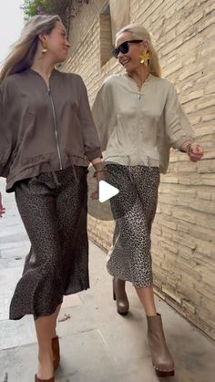 PinPon Lili on Instagram: "Faldas animal print con Bomber , estilazo increíble …
 En marrón o beige y también disponible en tono vino , súper fácil de combinar y muy versátil …" Faldas Animal Print, Animal Print