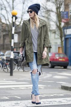 Gorro com parka é um ótimo duo para superar o frio Feminine Fashion, Moncler Jacket, Beanie Style, Gorgeous Clothes, Looks Street Style, Anorak Jacket, Street Chic