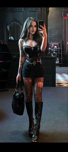 Look Grunge, Goth Outfit, Look Rock, Alt Fashion, Dark Feminine, Swaggy Outfits, Mode Inspo, Gothic Outfits, Goth Outfits