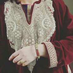 Pheran Designs, Kashmiri Tilla Embroidery, Hijabi Bride, Tilla Embroidery, Hijabi Brides, Pakistan Wedding, Eastern Fashion