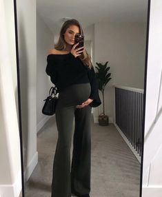 Autumn Bump Outfits, Leather Pants Pregnant Outfit, Maternity Satin Skirt, Professional Outfits Pregnant Women, Pregnant Women Fall Outfits, Pregnant Outfit Autum, Dressy Casual Maternity Outfits, Christmas Outfit Pregnant Women, Maternity Outfits Edgy