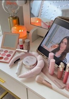 Vogue Skincare Aesthetic, Beauty Vanity Aesthetic, Makeup Therapy Aesthetic, Makeup Routine Aesthetic, Makeup Influencer Aesthetic, Vogue Get Ready With Me, Doing Makeup Aesthetic, Beauty Influencer Aesthetic, Girl Doing Makeup