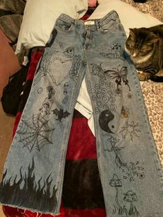 Pants With Designs On Them, Drawing In Jeans, Jean Diy Paint, Drawing On Pants Diy, Writing On Pants, Drawings On Pants Ideas, Painting My Pants, Drawing On Jeans Ideas Aesthetic, Painting On Pants Aesthetic