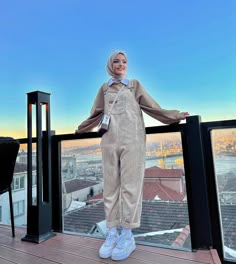 Jumpsuit Outfit Hijab Style, Coverall Outfit Women, Salopette Outfit, Jumpsuit Hijab, Hijab Fashion Summer, Celebrity Casual Outfits, Hijabi Fits, Hijabi Outfit, Modern Hijab Fashion