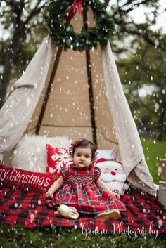 Children Christmas Photoshoot, Christmas Tipi, Diy Christmas Pictures Kids, Christmas Tree Farm Pictures, Christmas Pictures Kids