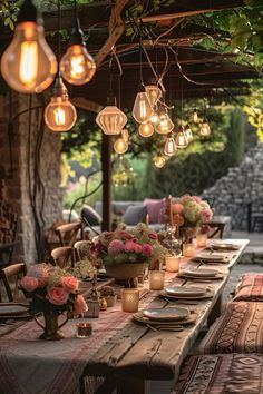 Spring Garden Dinner Party, Family Style Dining Wedding, Outside Dining Area Ideas, Vineyard Dinner Party, Outdoor Dinner Party Table, Outside Dining Area, Cozy Dining Area, Dinner Table Set Up, Family Style Weddings