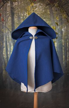 Fabric: synthetic wool in two green colours , perfect for winter or night events! This cape is 60cm long on the front and 70cm on the back Capes And Cloaks, Short Cloak With Hood, Half Cloak, Elf Cloak, Moth Outfit, Crowcore Fashion, Winter Eladrin, Cloaked Woman, Woodland Halloween