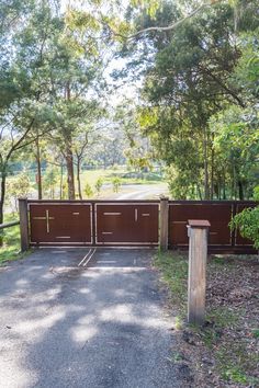 Corten steel sculptural gate in country driveway Entrance Gate, Landscape Structure, Garden Entrance, Country Landscaping, Entrance Gates, Garden Structures, Architecture And Design, Landscape Architecture, Fence