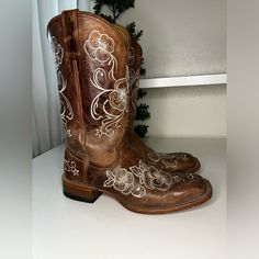 Really Cute Broad Squares Toe Boots Only Worn A Few Times! Open To Offers! Toe Boots, Western Boots, Size 10, Women Shoes, Boots, 10 Things, Floral, Color