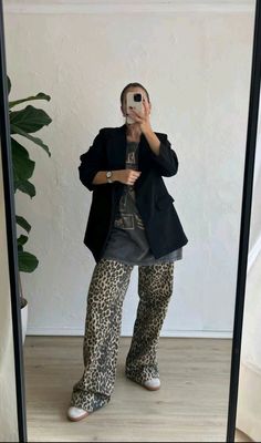 Rocker Chic Outfit, Tiktok Fits, Leopard Jeans, Casual Luxe, Jeans Outfit Women, Print Jeans, Outfit Invierno, Womens Fashion Casual Summer