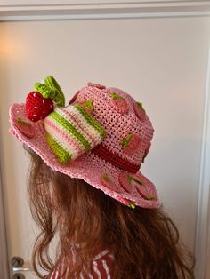 Red Crochet Hat, Crochet Increase, Strawberry Hat, Crochet Green, Crochet Strawberry, Confection Au Crochet, Crochet Decrease, Kawaii Crochet