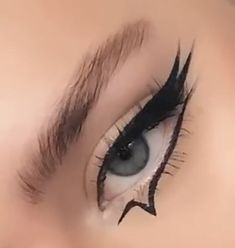 Looks Emo, Eyeliner Art, Eyeliner Inspo, Smokey Eyeliner, Black Smokey, Makeup Tutorial Eyeliner, Prom Dance, Eyeliner Styles, Anatomy Art