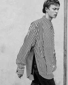 Men Fashion Show, Shirt Detail, Mens Streetwear, Night Outfits, Classic Shirt, Fashion Tops, Summer Shirts, Striped Shirt, Fashion Pants