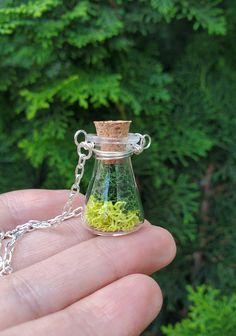 A lovely cork moss terrarium necklace perfect for nature lovers. This pretty moss necklace comes in a few colors as well as the option to mix two colors, so please view all photos for details as well as you can have it in copper instead of silver wire (leave me a note).If you would like to add a little soil to this please let me know in a note at checkout. All jewelry comes ready for gift giving. Need a personalized note? Let me know in a note at checkout.Gift wrapping is available to purchase a Terrarium Moss, Moss Necklace, Birthday Gift For Girlfriend, Terrarium Necklace, Jewelry Nature, Moss Terrarium, Jewelry Real, Nature Necklace, Forest Nature