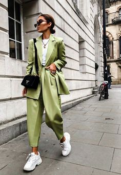 Rok Outfit, Casual Chic Outfits, Cooler Style, Walking Down The Street, Stylish Lifestyle, Fashion Goals, Green Suit