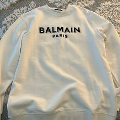 Super Comfortable And Cute Oversized Oversized White Tops With Logo Detail, White Tops With Logo For Fall, White Tops With Logo Detail For Fall, White Oversized Top With Logo Detail, White Oversized Top With Logo, Balmain Paris, Color White, Sweaters For Women, Sweatshirts