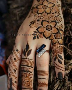 a henna tattoo on someone's hand with an arrow pointing to the ring