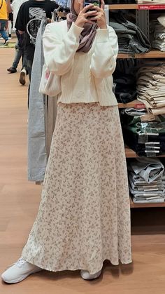 Outfit Ngampus, Rok Outfit, Modesty Outfits, Muslim Outfits Casual, Fashion Top Outfits, Casual Hijab Outfit, Hijabi Outfits Casual, Everyday Fashion Outfits, Muslim Fashion Outfits