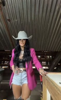 LOS LOOKS MÁS VAQUEROS QUE PUEDES USAR Western Casual Outfits, Look Cowgirl, Cowgirl Concert, Jaripeo Outfits, Traje Cowgirl, Outfit Vaquero, Nashville Style Outfits, Carin Leon