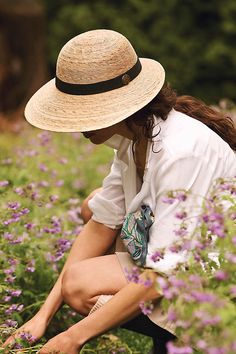 Hand-woven from sustainable palm fibers, this hat is equally suited for a day of work in the garden, or an afternoon at the beach. A soft, flexible interior band ensures a snug and comfortable fit. Gardening Clothes Style, Women’s Hats, Gardencore Outfit, Sun Hat Aesthetic, Gardener Hat, July Inspiration, Garden Whimsical, Garden Outfit, Garden Hat