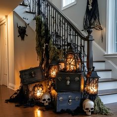 Elevate your Halloween décor with pirate-inspired stair decorations. Treasure chests, glowing lanterns, and eerie skulls create a nautical feel. Seaweed across the railings adds to the atmosphere. Perfect for anyone wanting to bring a pirate adventure to their Halloween decorations. Pirate House Decor, Pirate Ship Decor, Nautical Halloween Decor, Halloween Stairs Decorations, Pirates Halloween Decorations, Pirate Tablescape, Halloween Stairs, Halloween Staircase, Stair Decorations