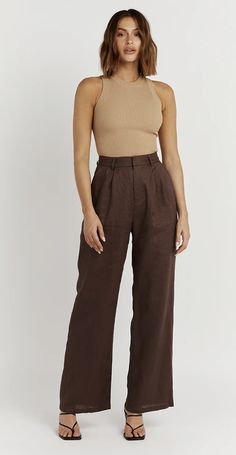 Dark Brown Trousers Outfit, Brown Linen Pants Outfit, Brown Trousers Outfit Women, Brown Wide Leg Pants Outfit, Brown Trousers Outfit, Tailored Pants Outfit, Outfits For Casual, Brown Linen Pants, Pant Outfits For Women