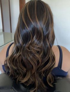 Rambut Brunette, Highlights Curly Hair, Black Hair Balayage, Brown Hair Looks, Brunette Hair With Highlights, Dark Hair With Highlights, Hair Streaks, Hairstyles For Layered Hair