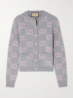 There's no mistaking Gucci's cardigan. It's been knitted in Italy from sumptuous wool yarns and jacquard-woven with the house's monogram in a contrasting shade of pink. A modern classic, it'll move confidently through the years with you. Designer Sweaters Women, Gucci Clothes Women, Gucci Stuff, Gucci Cardigan, Gucci Sweater, Gucci Outfits, Luxury Clothes, White Cardigan, Knitwear Cardigan