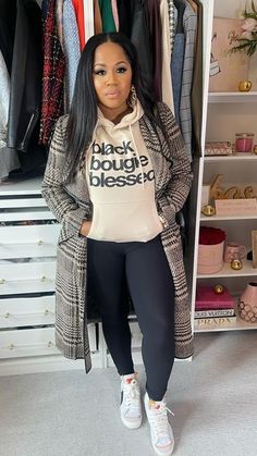 Fall Outfits Running Errands, Hunter Green Sweater Outfit Winter, Leggings And Nike Sneakers Outfit, All Black Fall Outfits Casual, Cute Errands Outfit Fall, Sweatshirt Outfit Ideas Black Women, Thanksgiving Travel Outfit, Hoodies And Blazer Outfit, Beanie Fashion Outfits