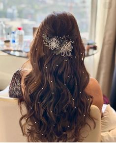 Sangeet Look Hairstyle, Haldi Hairstyles For Bride On Saree, Roka Hairstyle For Bride, Engegment Hairstyle Look, Haïr Style For Reception, Indian Bridal Hairstyles For Short Hair, Open Hair Styling For Wedding, Hairstyle For Reception Indian, Indian Engagement Hairstyles