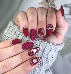 15 Diseños en rojo para una manicura navideña de altura Rustic Christmas Nails, Nail Designs Sweater, Nails Board, Xmas Nail Art, Christmas Nails Acrylic