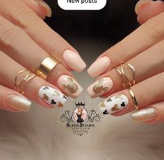 Gold Disney Nails, Disney New Years Nails, Disney World Nails Designs, Disney Pedicure Ideas, Neutral Disney Nails, Classy Disney Nails, Disney World Nails, Disney Themed Nails, Disney Princess Nails