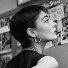 1950s Short Hair, Audrey Hepburn Pixie, Audrey Hepburn Hair, Short Hair Outfits, Aubrey Hepburn, Audrey Hepburn Photos, Jean Seberg